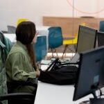 Una trabajadora frente a su ordenador