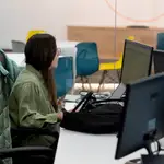 Una trabajadora frente a su ordenador
