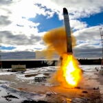 Imagen del lanzamiento de un misil RS-28 Sarmat correspondiente al vídeo que el ministerio de Defensa ruso publicó al anunciar el éxito de la prueba de vuelo del arma.