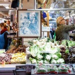 Varios vendedores, en el Mercado Central de Valencia, Comunidad Valenciana, (España).