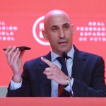 Rubiales enseña su teléfono móvil