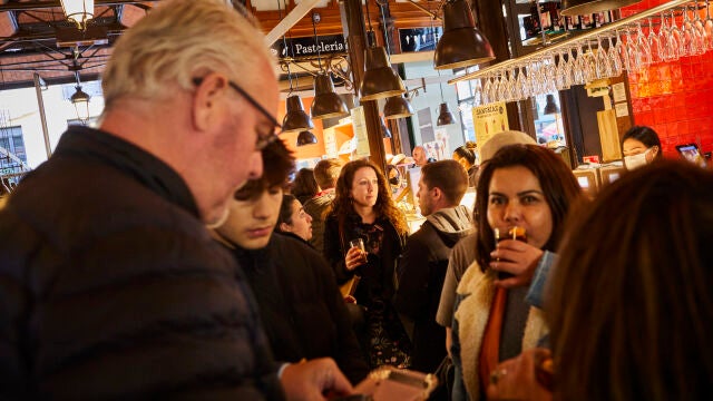 Gente con y sin mascarillas en locales y bares del centro de Madrid