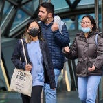 Gente con y sin mascarillas en las calles de Madrid.