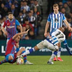 Sergio Busquets pelea con Rafinha por un balón