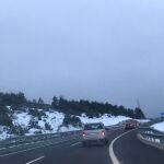 Carretera con nieve en los márgenes