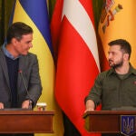 El presidente del Gobierno, Pedro Sánchez, y el presidente de Ucrania, Volodímir Zelenski