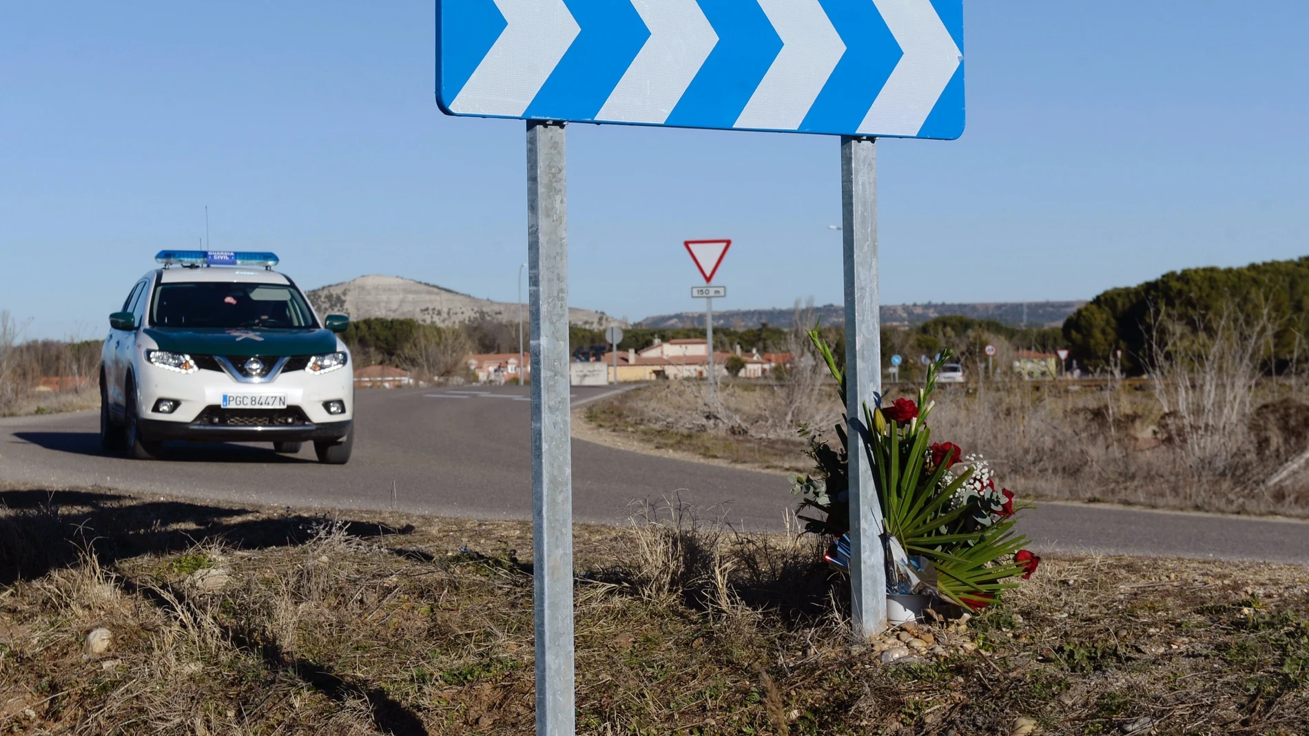 Un vehículo de la Guardia Civil pasa junto al lugar donde se encontró el cuerpo sin vida de Esther López, vecina de la localidad vallisoletana Traspinedo, cuyo cadáver apareció cerca de una carretera que da acceso a la localidad 25 días después de su desaparición.
