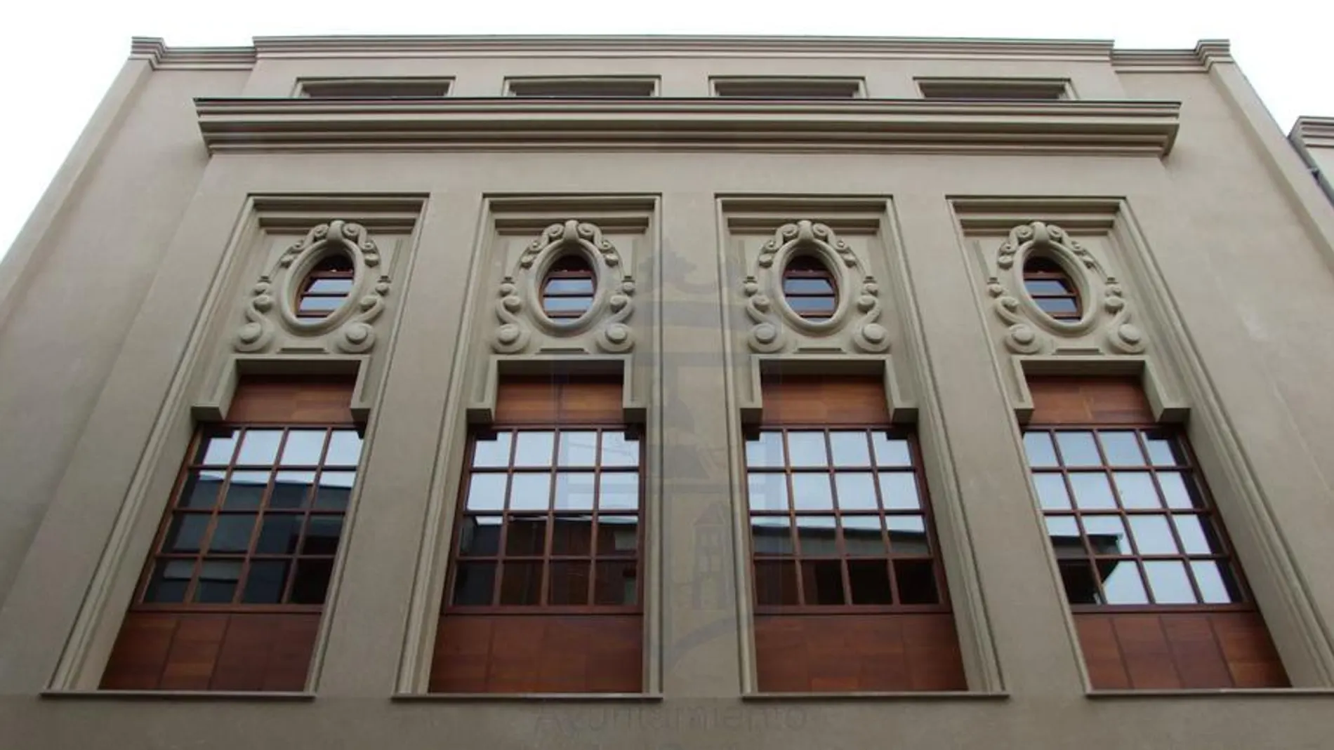 Fachada del Teatro Municipal de La Bañeza donde se entregan hoy los Premios Castilla y León