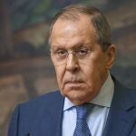Lavrov aprovechó un viaje a Japón para viajar con su amante y pasar la noche con la prostituta, que compartía con su amigo oligarca