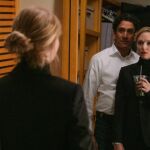 Amanda Seyfried, de negro, y Naveen Andrews protagonizan "The Dropout", ya disponible en Disney+