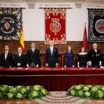 El Rey Felipe VI (c) y la Reina Letizia (4d) presiden la ceremonia de entrega del Premio Cervantes a la escritora uruguaya Cristina Peri Rossi este viernes en el Paraninfo de la Universidad de Alcalá de Henares