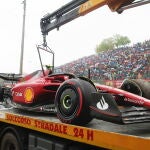 El coche de Carlos Sainz acabó en la grúa