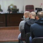 Varios de los acusados sentados en la sala de la Sección Séptima de la Audiencia Provincial de Cádiz, con sede en Algeciras. EFE/A.Carrasco Ragel.