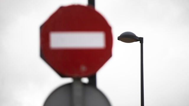 Se&ntilde;al de prohibido junto con una farola