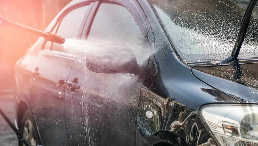 A la hora de limpiar nuestro coche, es importante que siempre le prestemos atención a los limpiaparabrisas | Fuente: Dreamstime