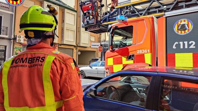 Bomberos retiran un toldo en Alfafar (Valencia)
