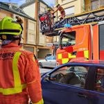 Bomberos retiran un toldo en Alfafar (Valencia)