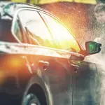 En la imagen, un hombre limpia su coche con agua a presión | Fuente: Dreamstime