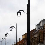 Farolas en una calle residencial