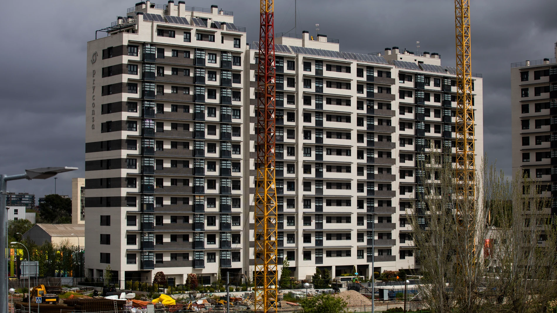 Imagen de bloques de pisos nuevos en construccion.