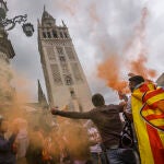 Aficionados del Valencia FC corean consignas en la Plaza de la Virgen de los Reyes de Sevilla horas antes de la final de la Copa del Rey de fútbol que disputará el Valencia y el Real Betis. EFE/ Raúl Caro.