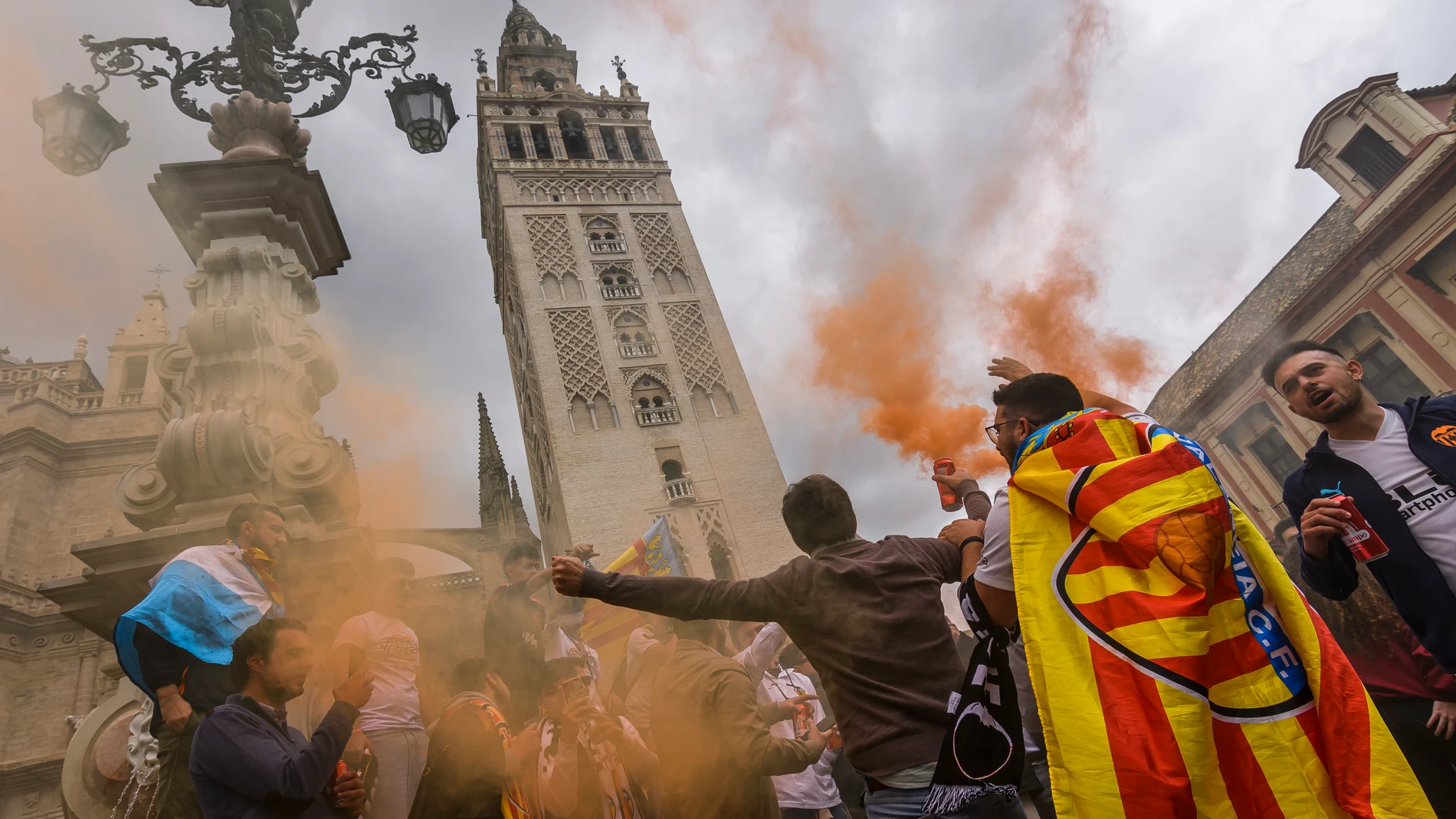 Aficionados del Valencia FC corean consignas en la Plaza de la Virgen de los Reyes de Sevilla horas antes de la final de la Copa del Rey de fútbol que disputará el Valencia y el Real Betis. EFE/ Raúl Caro.