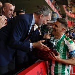 El capitán del Betis, Joaquín Sánchez, tras recibir de manos del Rey Felipe VI. EFE/CASA REAL.