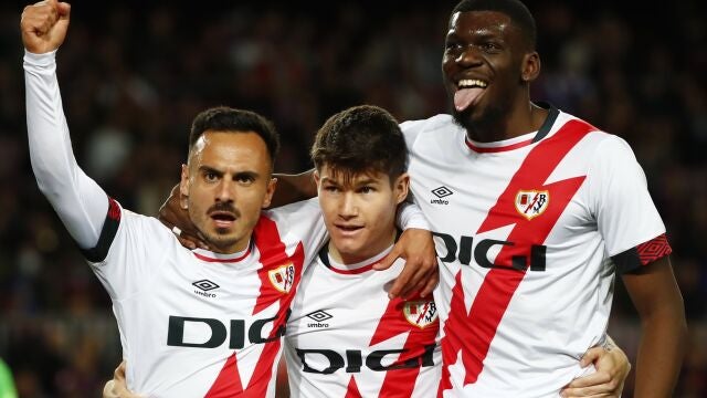 Álvaro García celebra su gol junto a Fran García y a Nteka