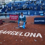 Carlos Alcaraz posa con el trofeo de ganador del Conde de Godó