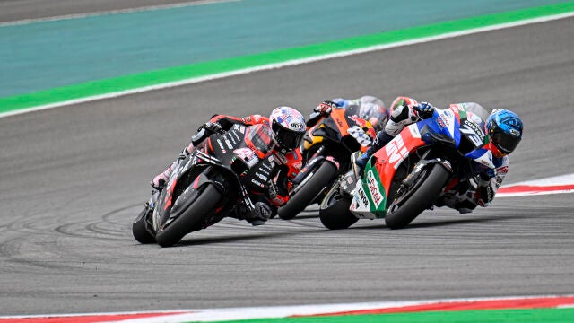 Álex Márquez y Aleix Espargaró, en plena batalla durante la carrera de MotoGP en el circuito de Portimao