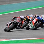 Álex Márquez y Aleix Espargaró, en plena batalla durante la carrera de MotoGP en el circuito de Portimao