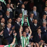 Joaquín Sánchez levanta la Copa del Rey de la temporada 2021/2022 en el Estadio de La Cartuja de Sevilla. AFP7