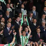 Joaquín Sánchez levanta la Copa del Rey de la temporada 2021/2022 en el Estadio de La Cartuja de Sevilla. AFP7