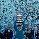 Carlos Alcaraz levanta el trofeo que le acredita vencedor del Barcelona Open Banc Sabadell-Trofeo Conde de Godó