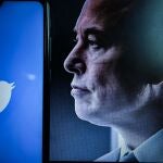 Logo de Twitter junto a la foto de Elon Musk
