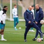Guardiola, en el entrenamiento del Manchester City antes del partido contra el Real Madrid