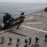 Un helicóptero «Chinook» en la cubierta del portaaeronaves Juan Carlos I durante unas maniobras