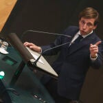 El alcalde de Madrid, José Luis Martínez Almeida, durante un pleno municipal