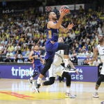 Hanga se dispone a anotar una bandeja ante el Maccabi