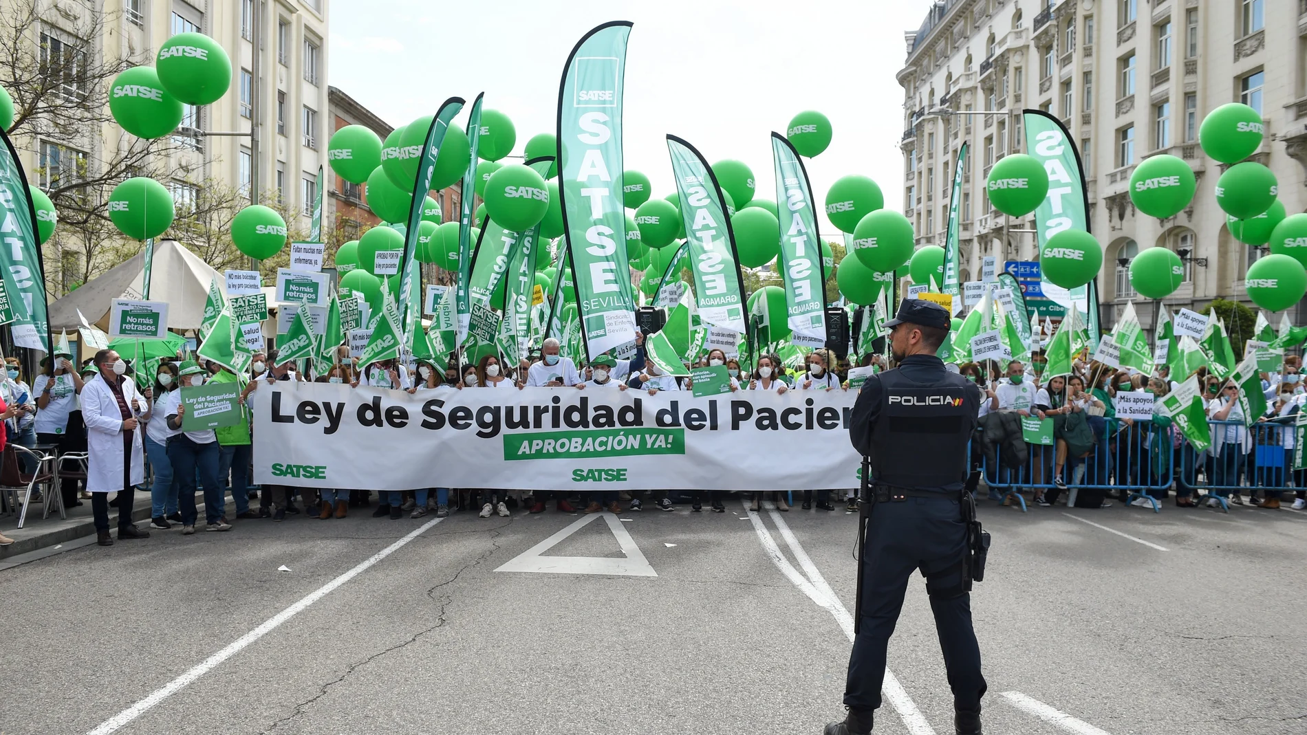 Un agente de la Policía Nacional en una concentración por el "grave bloqueo" que sufre la ley de Seguridad del Paciente, frente al Congreso de los Diputados, ayer