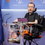 El portavoz de Unidas Podemos en el Congreso, Pablo Echenique interviene en una rueda de prensa previa a una Junta de Portavoces, en el Congreso de los Diputados, a 26 de abril de 2022, en Madrid