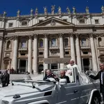 El Papa Francisco llega a una Audiencia General semanal en la plaza de San Pedro