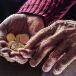 Un jubilado contando monedas