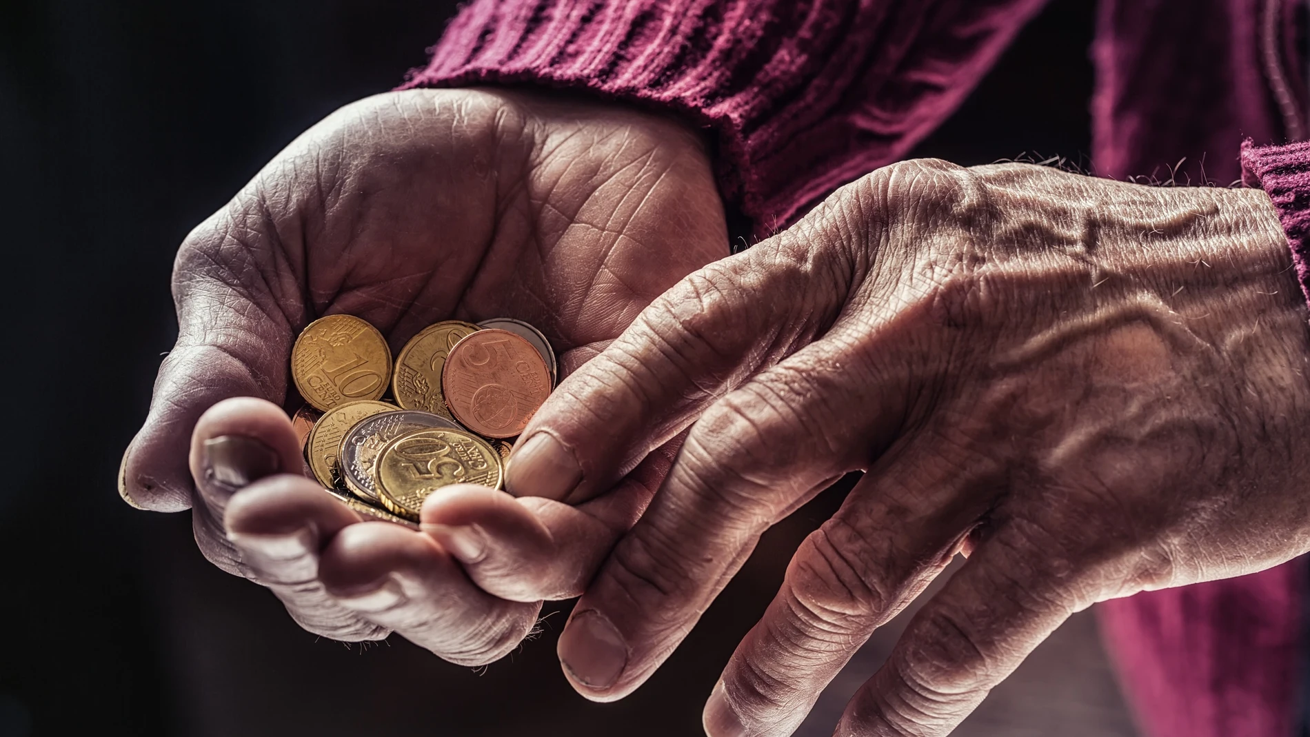 Un jubilado contando monedas