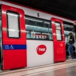 Una usuaria del Metro, con el móvil