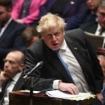 El "premier" Boris Johnson tuvo que condenar ante los Comunes los actos sexistas