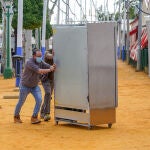 Trabajadores preparando y adecentando las casetas del recinto ferial de Sevilla.Eduardo Briones / Europa Press