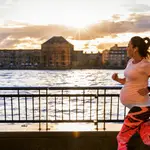 Mujer embarazada corriendo