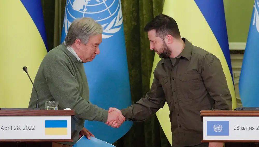 El Secretario General de la ONU, Antonio Guterres, junto al presidente de Ucrania, Volodimir Zelenski