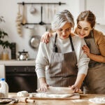 Madre e hija juntas y felices en la cocina. Cocinar con madres